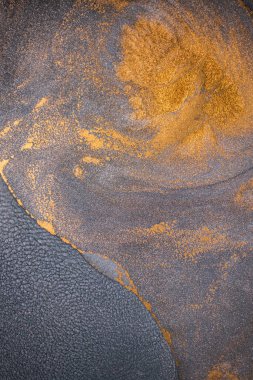 Dramatik siyah, tek renkli soyutlama, ejderha pullarını ya da kek lavlarını anımsatıyor, koyu gri, gümüş ve bronz aksanlarla parıldıyor. Alkolik mürekkep birbirine karışıyor. Modern bir sanat eserinin parçası..