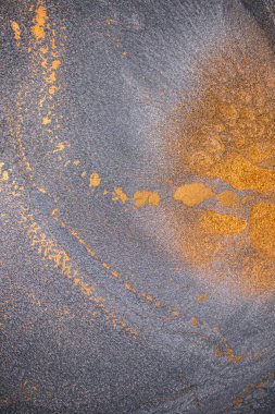 Dramatik siyah, tek renkli soyutlama, ejderha pullarını ya da kek lavlarını anımsatıyor, koyu gri, gümüş ve bronz aksanlarla parıldıyor. Alkolik mürekkep birbirine karışıyor. Modern bir sanat eserinin parçası..