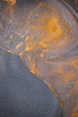 Dramatik siyah, tek renkli soyutlama, ejderha pullarını ya da kek lavlarını anımsatıyor, koyu gri, gümüş ve bronz aksanlarla parıldıyor. Alkolik mürekkep birbirine karışıyor. Modern bir sanat eserinin parçası..