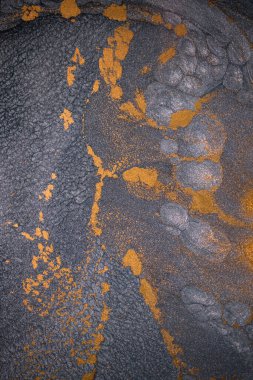 Dramatik siyah, tek renkli soyutlama, ejderha pullarını ya da kek lavlarını anımsatıyor, koyu gri, gümüş ve bronz aksanlarla parıldıyor. Alkolik mürekkep birbirine karışıyor. Modern bir sanat eserinin parçası..