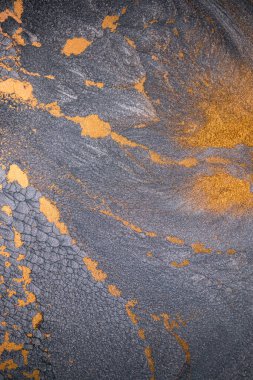 Dramatik siyah, tek renkli soyutlama, ejderha pullarını ya da kek lavlarını anımsatıyor, koyu gri, gümüş ve bronz aksanlarla parıldıyor. Alkolik mürekkep birbirine karışıyor. Modern bir sanat eserinin parçası..