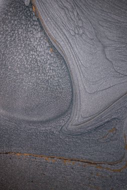 Dramatik siyah, tek renkli soyutlama, ejderha pullarını ya da kek lavlarını anımsatıyor, koyu gri, gümüş ve bronz aksanlarla parıldıyor. Alkolik mürekkep birbirine karışıyor. Modern bir sanat eserinin parçası..