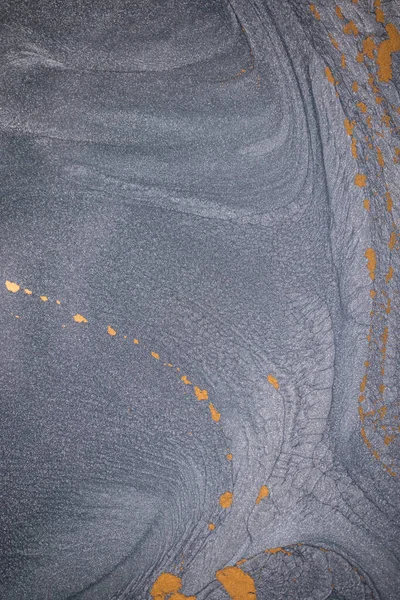 Dramatik siyah, tek renkli soyutlama, ejderha pullarını ya da kek lavlarını anımsatıyor, koyu gri, gümüş ve bronz aksanlarla parıldıyor. Alkolik mürekkep birbirine karışıyor. Modern bir sanat eserinin parçası..