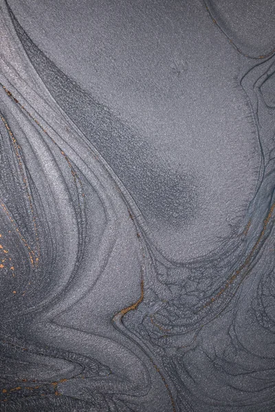 劇的な黒 モノクロームの抽象 ドラゴンスケールやケーキ溶岩を連想させる ダークグレー シルバー ブロンズのアクセントで輝く アルコール飲料は一緒に混合されます 現代美術の断片 — ストック写真