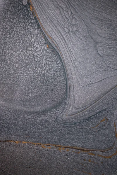 Dramatik siyah, tek renkli soyutlama, ejderha pullarını ya da kek lavlarını anımsatıyor, koyu gri, gümüş ve bronz aksanlarla parıldıyor. Alkolik mürekkep birbirine karışıyor. Modern bir sanat eserinin parçası..