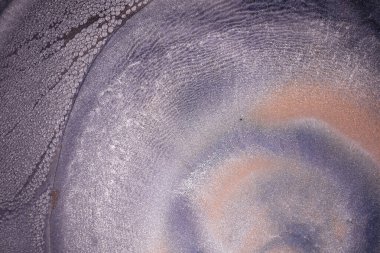 Dramatik siyah, tek renkli soyutlama, ejderha pullarını anımsatma ya da kekli lav, parıltı. Modern bir sanat eserinin parçası. Nefes nefese kalmanın en küçük detayının makro fotoğrafçılığı. Çağdaş sanat. Sanatsal arkaplan resmi.