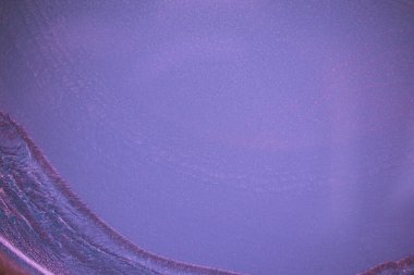 Dramatik siyah, tek renkli soyutlama, ejderha pullarını anımsatma ya da kekli lav, parıltı. Modern bir sanat eserinin parçası. Nefes nefese kalmanın en küçük detayının makro fotoğrafçılığı. Çağdaş sanat. Sanatsal arkaplan resmi.