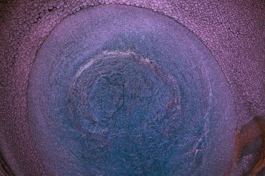 Dramatik siyah, tek renkli soyutlama, ejderha pullarını anımsatma ya da kekli lav, parıltı. Modern bir sanat eserinin parçası. Nefes nefese kalmanın en küçük detayının makro fotoğrafçılığı. Çağdaş sanat. Sanatsal arkaplan resmi.