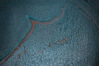 Dramatik siyah, tek renkli soyutlama, ejderha pullarını anımsatma ya da kekli lav, parıltı. Modern bir sanat eserinin parçası. Nefes nefese kalmanın en küçük detayının makro fotoğrafçılığı. Çağdaş sanat. Sanatsal arkaplan resmi.