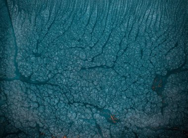 Dramatik siyah, tek renkli soyutlama, ejderha pullarını anımsatma ya da kekli lav, parıltı. Modern bir sanat eserinin parçası. Nefes nefese kalmanın en küçük detayının makro fotoğrafçılığı. Çağdaş sanat. Sanatsal arkaplan resmi.