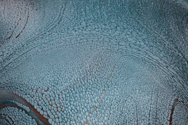 Dramatik siyah, tek renkli soyutlama, ejderha pullarını anımsatma ya da kekli lav, parıltı. Modern bir sanat eserinin parçası. Nefes nefese kalmanın en küçük detayının makro fotoğrafçılığı. Çağdaş sanat. Sanatsal arkaplan resmi.