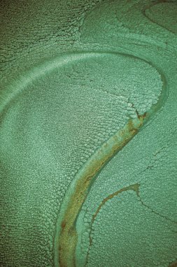 Dramatik siyah, tek renkli soyutlama, ejderha pullarını anımsatma ya da kekli lav, parıltı. Modern bir sanat eserinin parçası. Nefes nefese kalmanın en küçük detayının makro fotoğrafçılığı. Çağdaş sanat. Sanatsal arkaplan resmi.