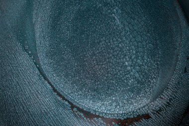 Dramatik siyah, tek renkli soyutlama, ejderha pullarını anımsatma ya da kekli lav, parıltı. Modern bir sanat eserinin parçası. Nefes nefese kalmanın en küçük detayının makro fotoğrafçılığı. Çağdaş sanat. Sanatsal arkaplan resmi.