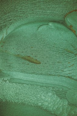 Dramatik siyah, tek renkli soyutlama, ejderha pullarını anımsatma ya da kekli lav, parıltı. Modern bir sanat eserinin parçası. Nefes nefese kalmanın en küçük detayının makro fotoğrafçılığı. Çağdaş sanat. Sanatsal arkaplan resmi.