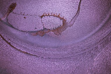 Dramatik siyah, tek renkli soyutlama, ejderha pullarını anımsatma ya da kekli lav, parıltı. Modern bir sanat eserinin parçası. Nefes nefese kalmanın en küçük detayının makro fotoğrafçılığı. Çağdaş sanat. Sanatsal arkaplan resmi.