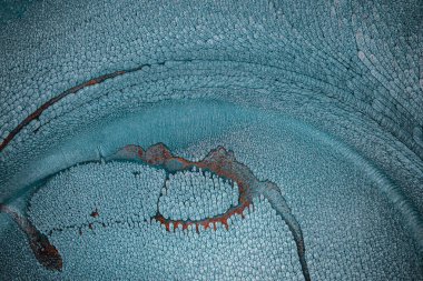 Dramatik siyah, tek renkli soyutlama, ejderha pullarını anımsatma ya da kekli lav, parıltı. Modern bir sanat eserinin parçası. Nefes nefese kalmanın en küçük detayının makro fotoğrafçılığı. Çağdaş sanat. Sanatsal arkaplan resmi.