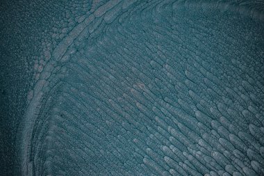 Dramatik siyah, tek renkli soyutlama, ejderha pullarını anımsatma ya da kekli lav, parıltı. Modern bir sanat eserinin parçası. Nefes nefese kalmanın en küçük detayının makro fotoğrafçılığı. Çağdaş sanat. Sanatsal arkaplan resmi.