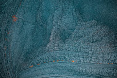 Dramatik siyah, tek renkli soyutlama, ejderha pullarını anımsatma ya da kekli lav, parıltı. Modern bir sanat eserinin parçası. Nefes nefese kalmanın en küçük detayının makro fotoğrafçılığı. Çağdaş sanat. Sanatsal arkaplan resmi.