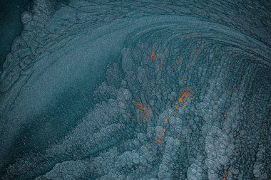 Dramatik siyah, tek renkli soyutlama, ejderha pullarını anımsatma ya da kekli lav, parıltı. Modern bir sanat eserinin parçası. Nefes nefese kalmanın en küçük detayının makro fotoğrafçılığı. Çağdaş sanat. Sanatsal arkaplan resmi.