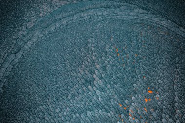 Dramatik siyah, tek renkli soyutlama, ejderha pullarını anımsatma ya da kekli lav, parıltı. Modern bir sanat eserinin parçası. Nefes nefese kalmanın en küçük detayının makro fotoğrafçılığı. Çağdaş sanat. Sanatsal arkaplan resmi.