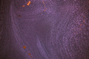 Dramatik siyah, tek renkli soyutlama, ejderha pullarını anımsatma ya da kekli lav, parıltı. Modern bir sanat eserinin parçası. Nefes nefese kalmanın en küçük detayının makro fotoğrafçılığı. Çağdaş sanat. Sanatsal arkaplan resmi.