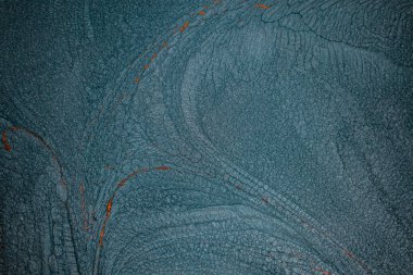 Dramatik siyah, tek renkli soyutlama, ejderha pullarını anımsatma ya da kekli lav, parıltı. Modern bir sanat eserinin parçası. Nefes nefese kalmanın en küçük detayının makro fotoğrafçılığı. Çağdaş sanat. Sanatsal arkaplan resmi.