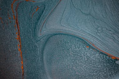 Dramatik siyah, tek renkli soyutlama, ejderha pullarını anımsatma ya da kekli lav, parıltı. Modern bir sanat eserinin parçası. Nefes nefese kalmanın en küçük detayının makro fotoğrafçılığı. Çağdaş sanat. Sanatsal arkaplan resmi.