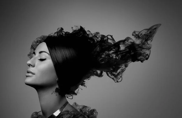 Füstös fekete hajjal lány — Stock Fotó