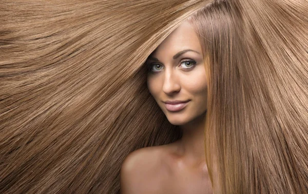 Mädchen mit schönen blonden, glänzenden Haaren — Stockfoto