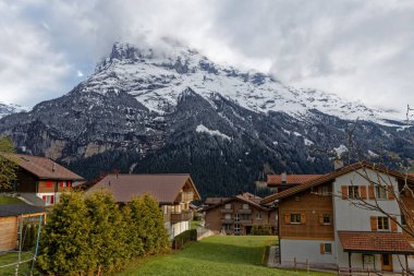 Eiger, İsviçre 'nin Bernese Oberlan d.' sinde, Grindelwald ve Lauterbrunnen 'e tepeden bakan, Bernese Alpleri' nin 3,967 metrelik dağıdır.