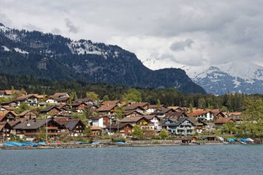 İsviçre 'de manzaralı Brienz köyü