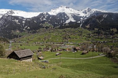 Grindelwald köyü büyük doğa ve Eiger, Mnch Alps dağlarıyla çevrili.