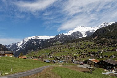 Grindelwald köyü büyük doğa ve Eiger, Mnch Alps dağlarıyla çevrili.