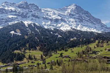 Grindelwald köyü büyük doğa ve Eiger, Mnch Alps dağlarıyla çevrili.
