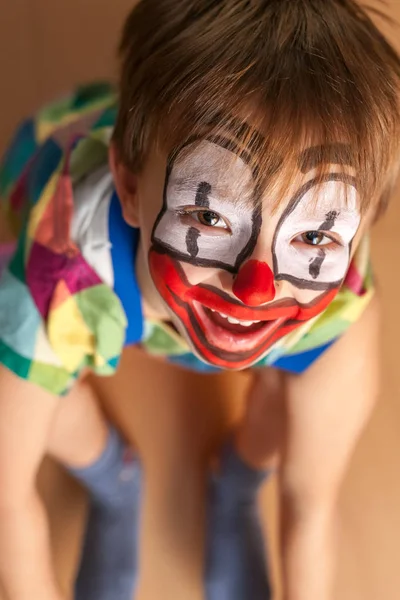 Niño enmascarado como payaso con sonrisa feliz — Foto de Stock