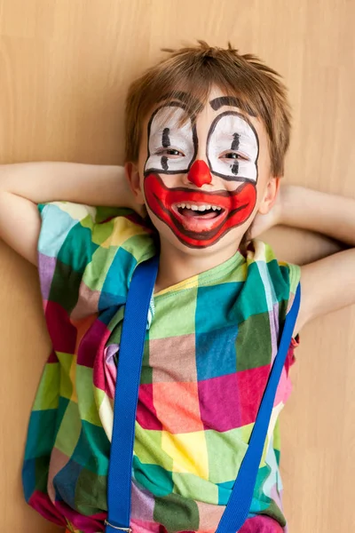 小男孩像小丑与幸福的微笑掩盖 — 图库照片
