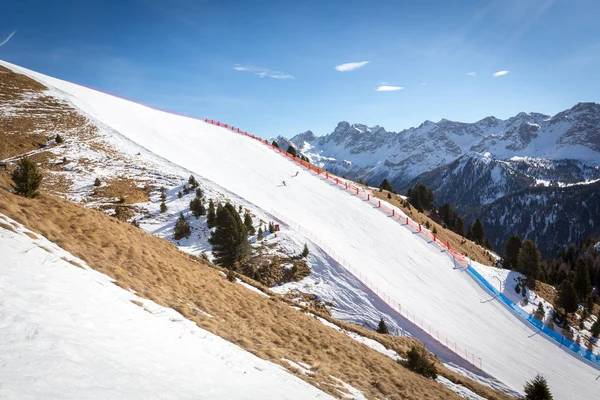 Hermosa estación de esquí Buffaure cerca de Canazei, Valle de Val di Fassa, Dolomitas, Italia . — Foto de Stock