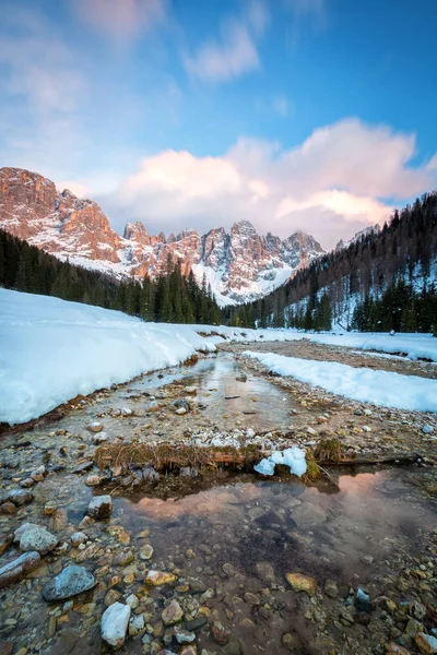 Piękny zachód słońca w Val Veneggia doliny, Trentino, Dolomity, Włochy — Zdjęcie stockowe