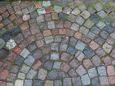 Eski el yapımı granit dekorasyon mermer döşeme taşları renkli kayakçılar duvarcı kaldırım düzensiz soyut arkaplan gökkuşağı yay dizayn mozaik yapboz dikişlerinde yosun 