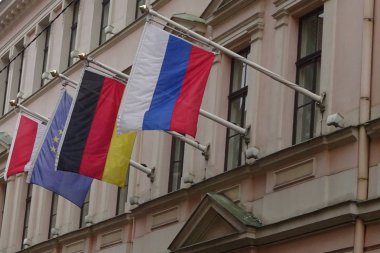 Riga, Letonya - 3 Kasım 2019: Avrupa Birliği Avusturya Rusya Federasyonu ülkeleri Letonya 'daki siyasi büyükelçilikler ve bina peresi üzerinde bayraklar