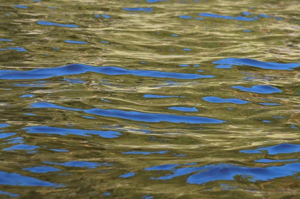 Vattnets Yta Sjön Färgen Gyllene Med Blå Områden — Stockfoto
