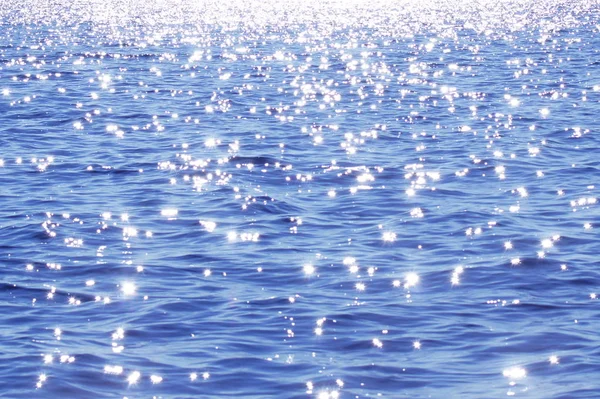 Niebieska Powierzchnia Jeziora Słońce Świeci Wodę — Zdjęcie stockowe