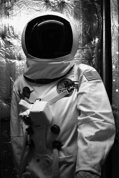 Müzede siyah beyaz astronot kıyafeti