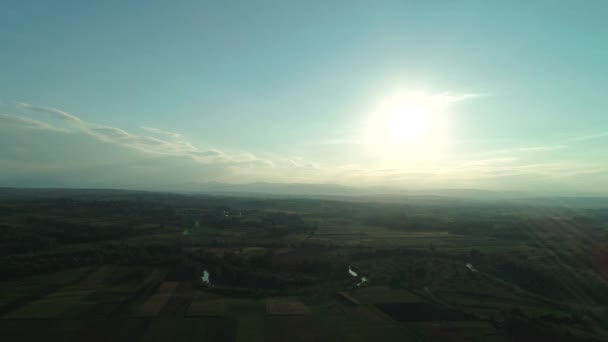 Voo aéreo épico sobre a floresta e as montanhas na névoa do crepúsculo claro durante o pôr do sol . — Vídeo de Stock