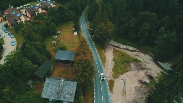 Hotel turístico y camping para vacaciones de verano durante la caminata de montaña — Vídeos de Stock