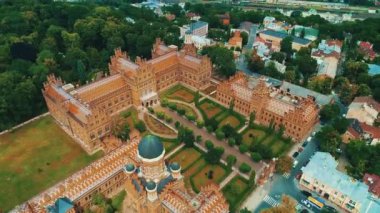 Ukrayna 'nın en eski üniversitelerinden biri olan Chernivtsi Üniversitesi' nin sonbahar hava manzarası.