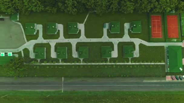 Landscape of green relaxation area outside the city, looking like gridded field of houses, pathes and pitches. — Stockvideo