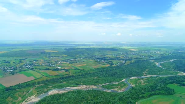 Pictorial countryside valley and winding river on warm summer day. — Wideo stockowe