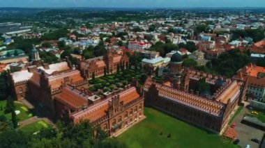 Chernivtsi Üniversitesi 'nin renkli eski binaları. Kuleleri, kubbeleri ve Ukrayna' nın gökyüzü arka planında yürüme yolları olan yeşil bahçeleri var..