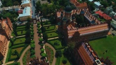 Ukrayna 'nın en eski üniversitelerinden biri olan Chernivtsi Üniversitesi' nin sonbahar hava manzarası.